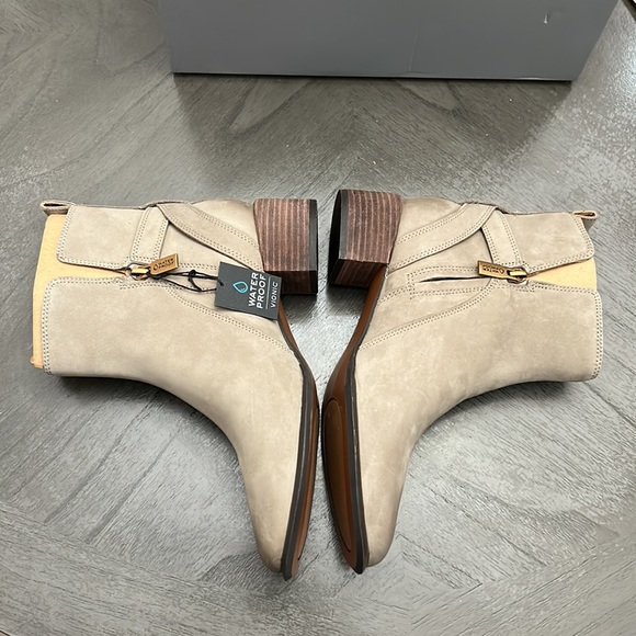 VIONIC SIENNA WATERPROOF ANKLE BOOT (WOMEN) - STONE NUBUCK - Picture 7 of 9